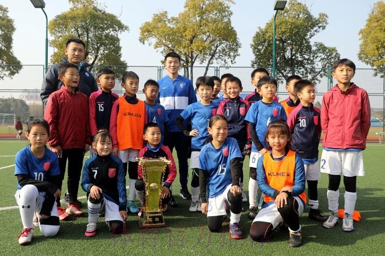 燕京啤酒2022中国足协杯“种子计划”走进张家港 前国脚周云再回母校 燕京啤酒2022中国足协杯“种子计划”走进张家港 前国脚周云再回母校